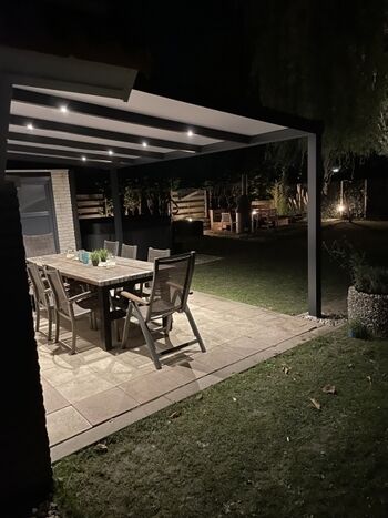 Terrasse mit Überdachung und Beleuchtung