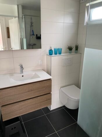 Badezimmer mit Dusche