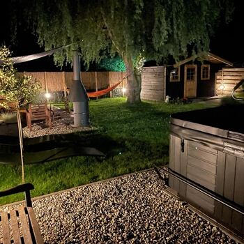 Jacuzzi und Blick in den Garten