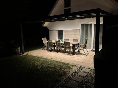 Terrasse mit Überdachung und Beleuchtung