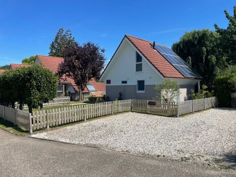 zweiter Parkplatz vor dem Haus