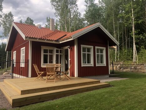 Rückseite mit Garten und Terrasse 