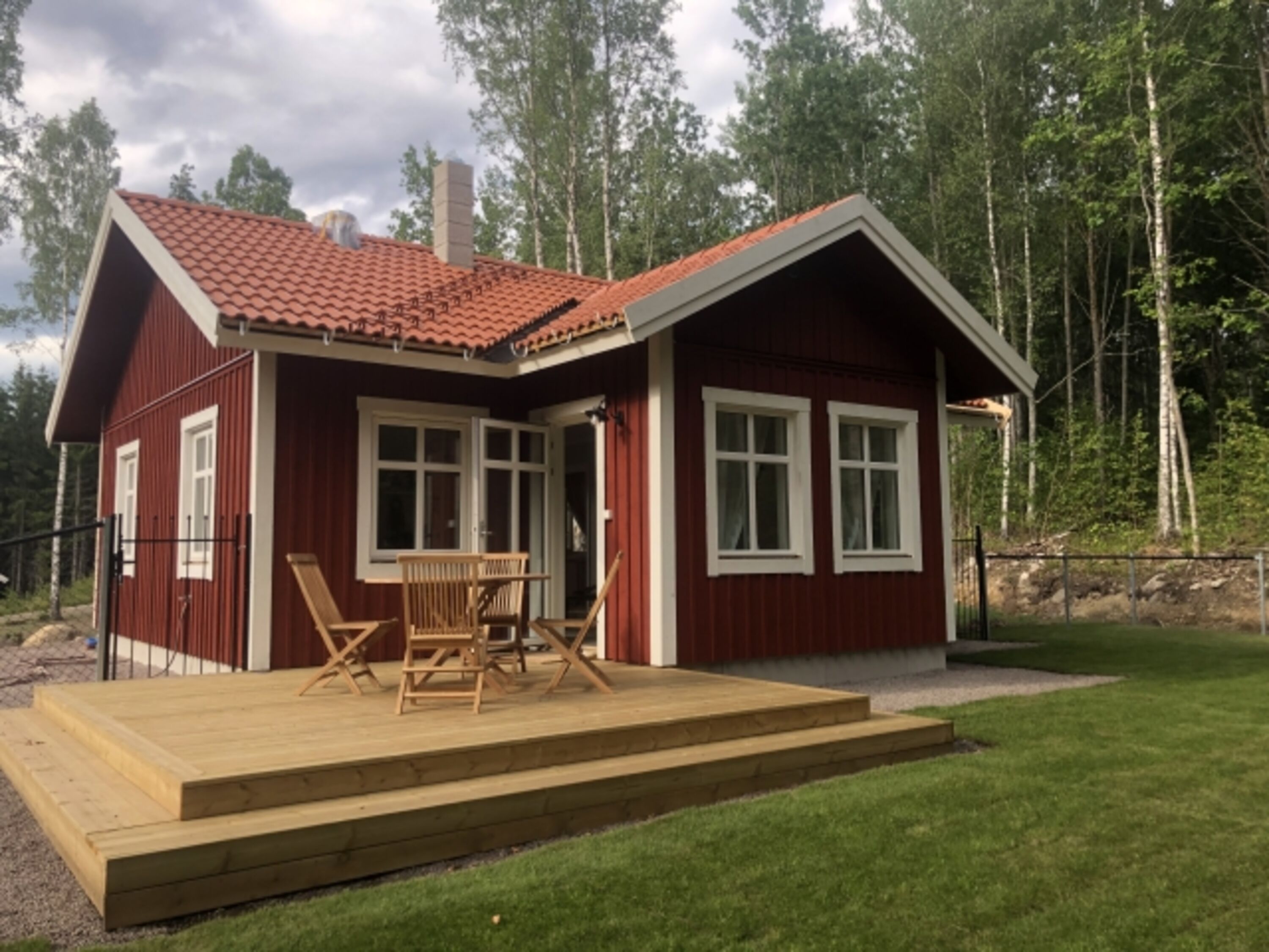 Rückseite mit Garten und Terrasse 