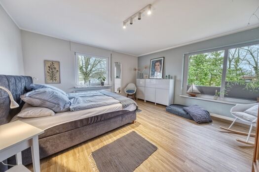 Schlafzimmer mit Doppelbett im EG