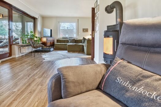 Blick auf Kaminofen und Sofaecke