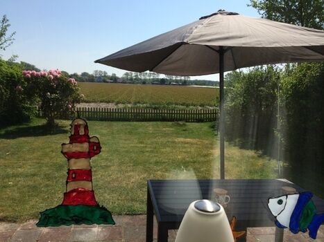 Im Frühjahr mit Aussicht auf ein Blumenfeld 