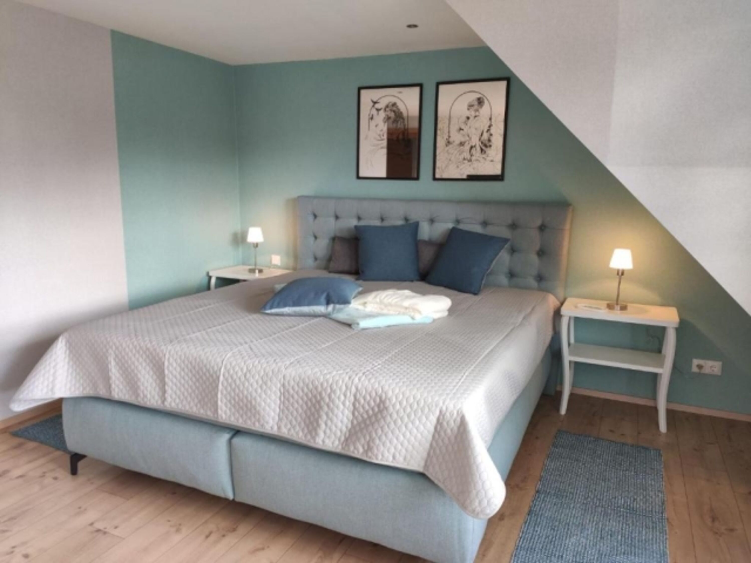 großes Schlafzimmer (Doppelbett)