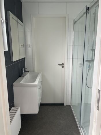 Badezimmer 'en suite' zwischen den beiden Schlafzimmern