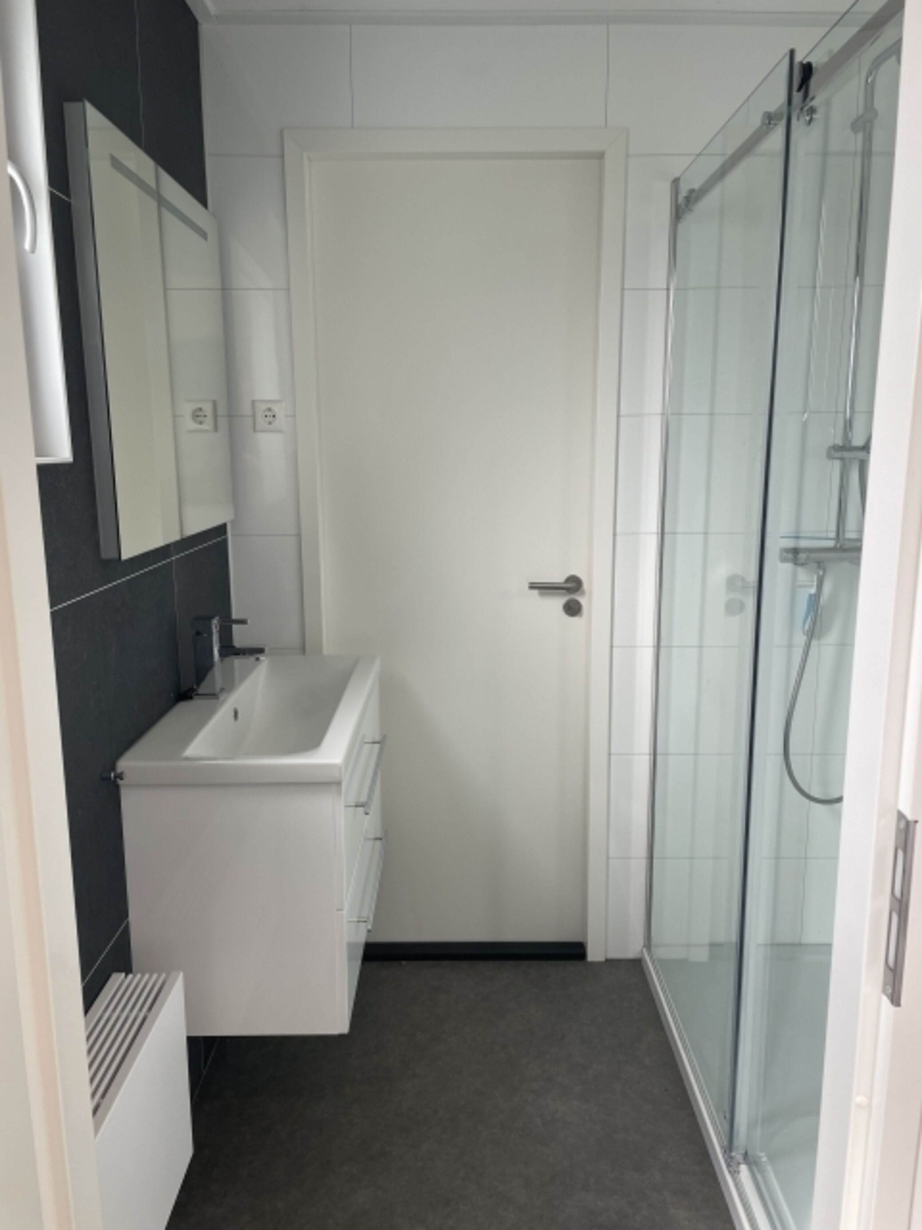 Badezimmer 'en suite' zwischen den beiden Schlafzimmern