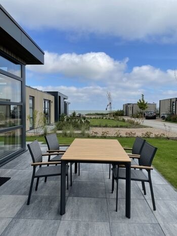 Terrasse mit Gartenmöbeln und Blick auf's Meer