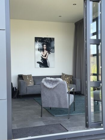 Blick von der Terrasse ins Haus