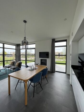 Smart-TV und Elektro-Kamin im Wohnzimmer