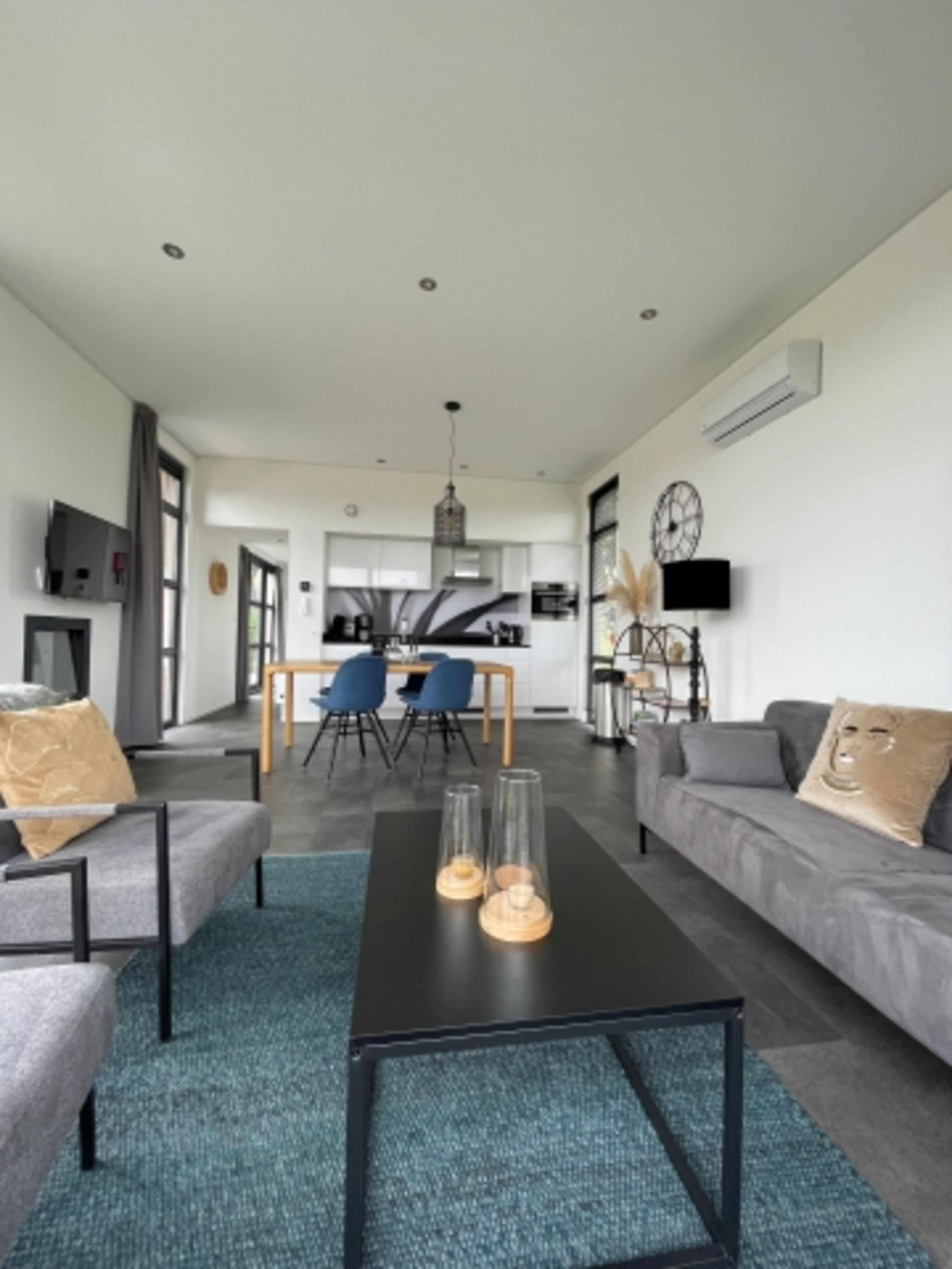 die bequeme Couch und zwei Lounge-Sessel laden zum Chillen ein