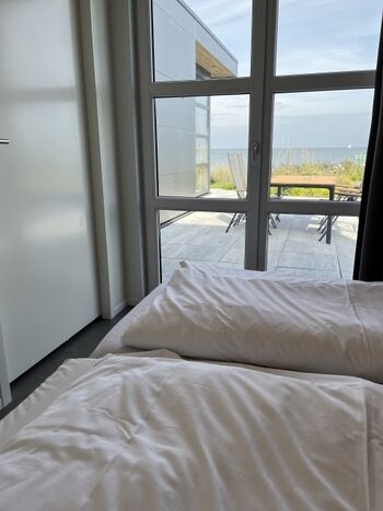 es gibt nur ein Schlafzimmer mit Meerblick...