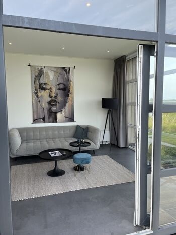 Blick von der Terrasse ins Chalet