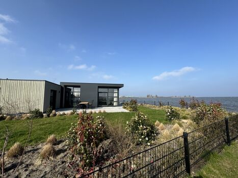 mit großem eingezäunten Garten