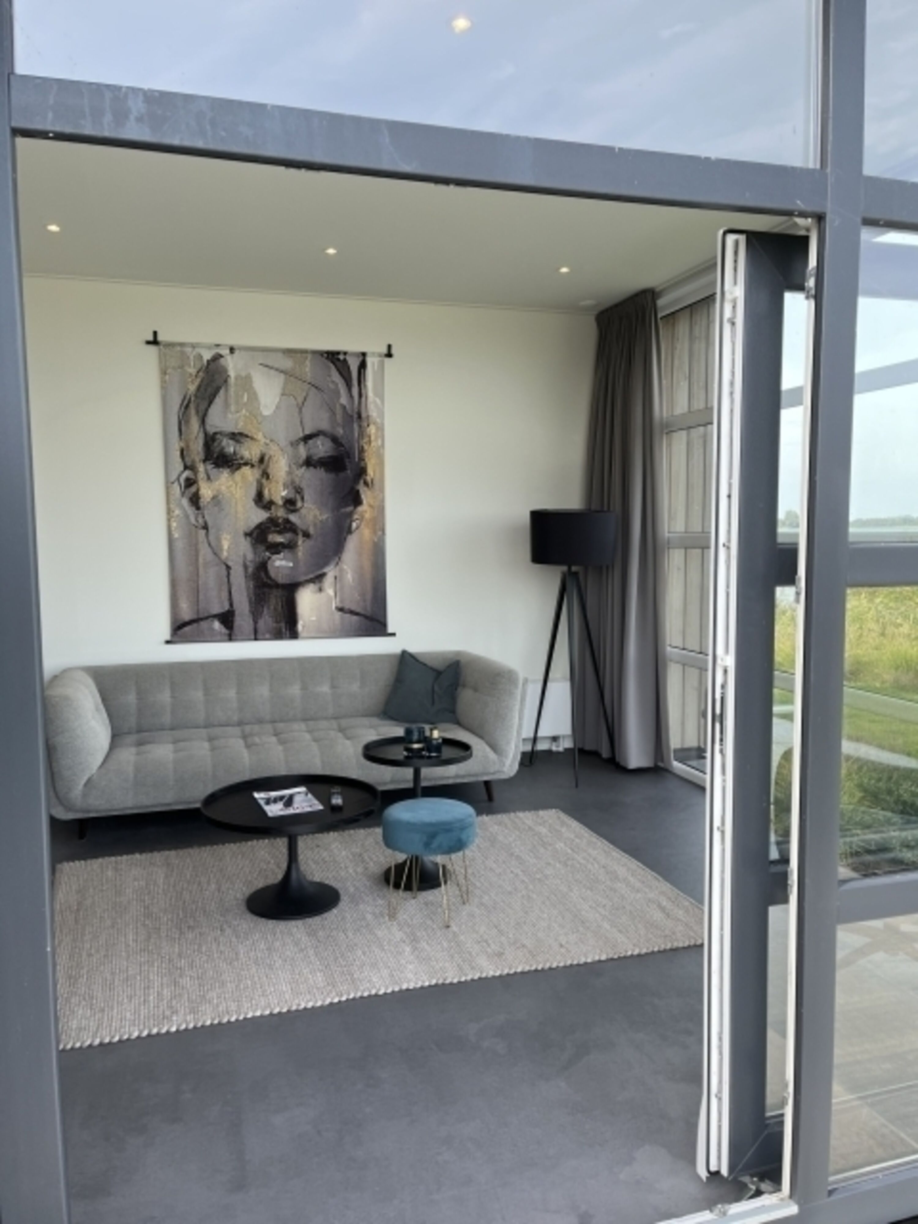 Blick von der Terrasse ins Chalet