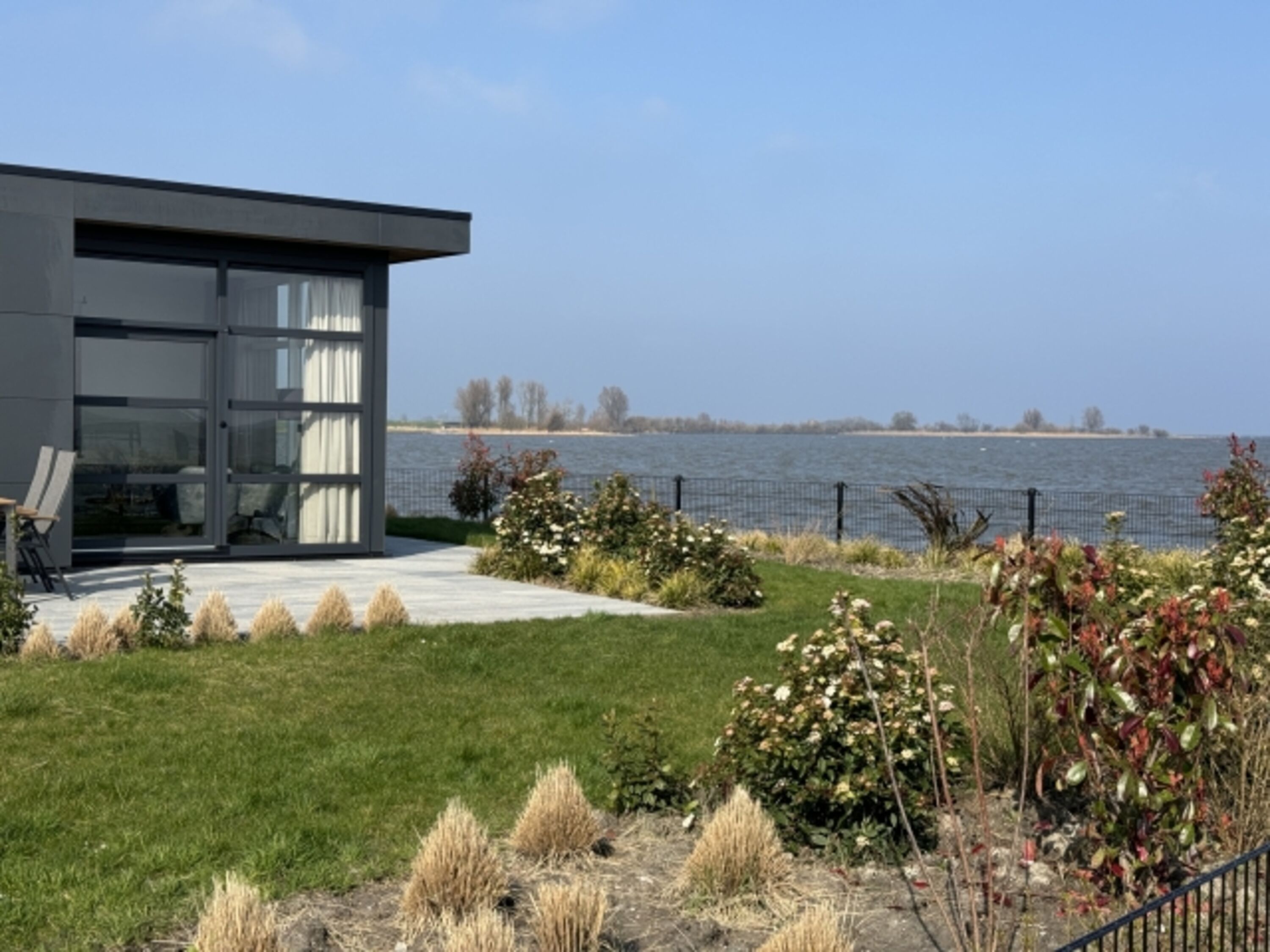 Unser Chalet IJsselmeerstrand mit Zaun - Erste Reihe 