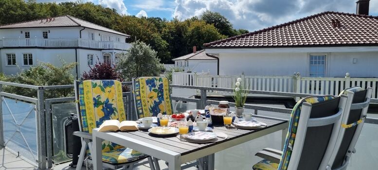 Terrasse zur Südseite, Zugang direkt von der Küche