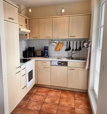 Helle Einbauküche mit umfänglicher Ausstattung 