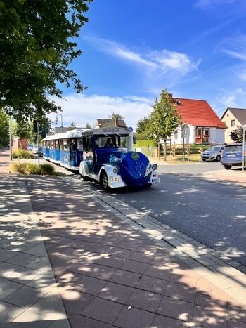 Die Bäderbahn hält nahe der Residenz vorbei