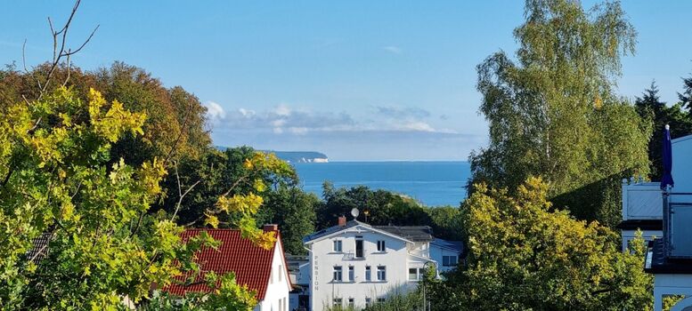 Die Ostsee mit den Kreidefelsen als seitlicher Blick von der West-Terrasse