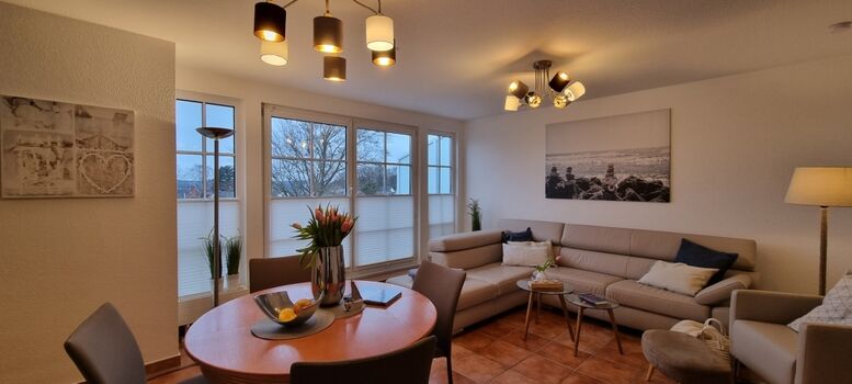 Wohnzimmer mit Zugang zur West-Terrasse