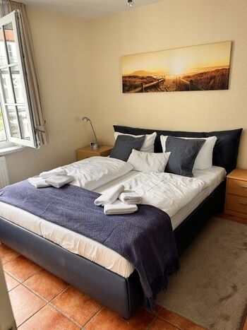 Schlafzimmer mit Doppelbett und großem Schrank 