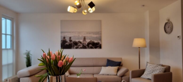 Modernes Wohnzimmer mit gemütlicher Ledercouch