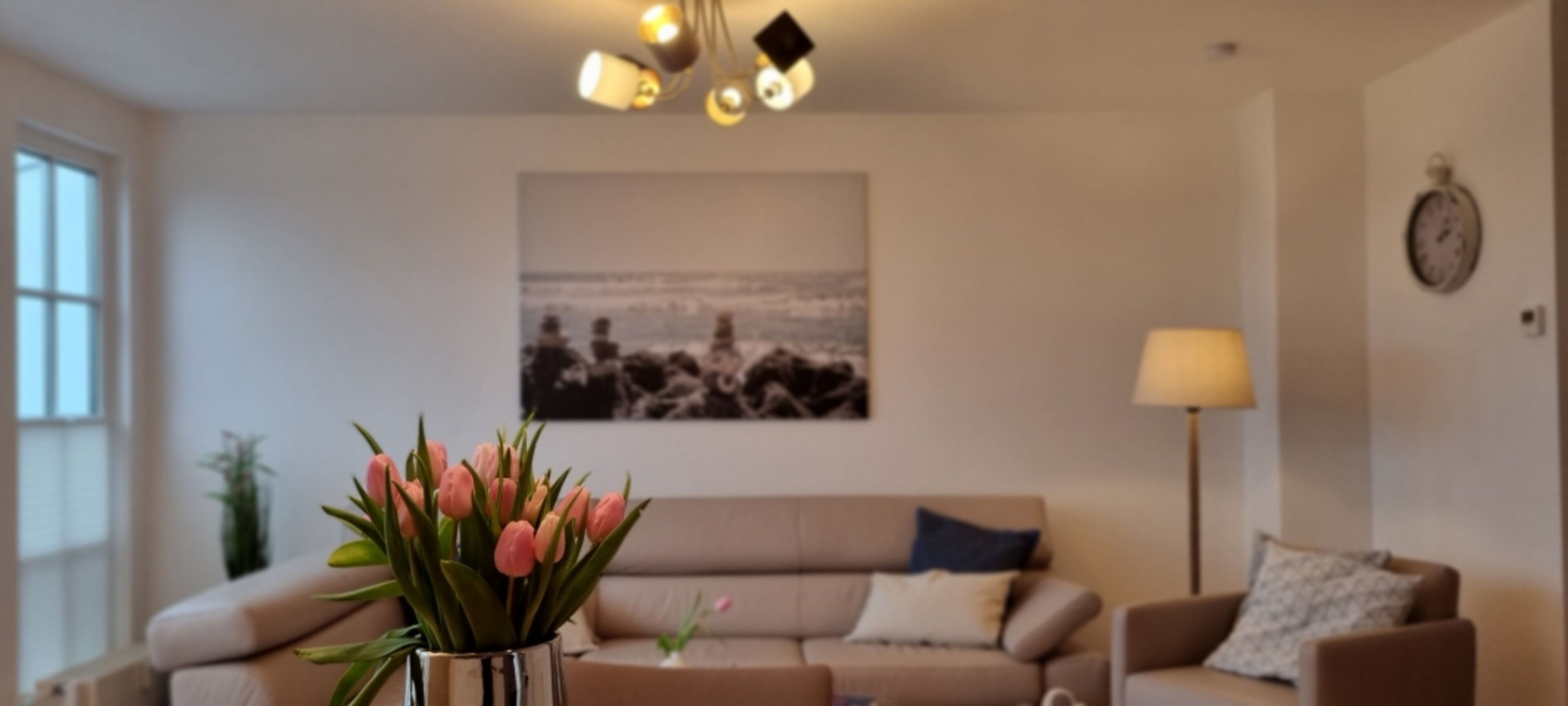 Modernes Wohnzimmer mit gemütlicher Ledercouch