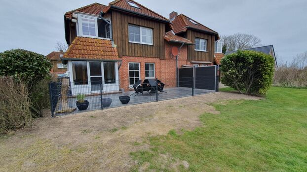 Neue Terrasse (04/2023), komplett eingezäunt / 9 x 4 Meter