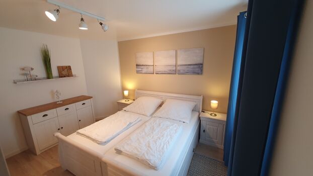 Schlafzimmer neu renoviert ( 04/ 2023 )