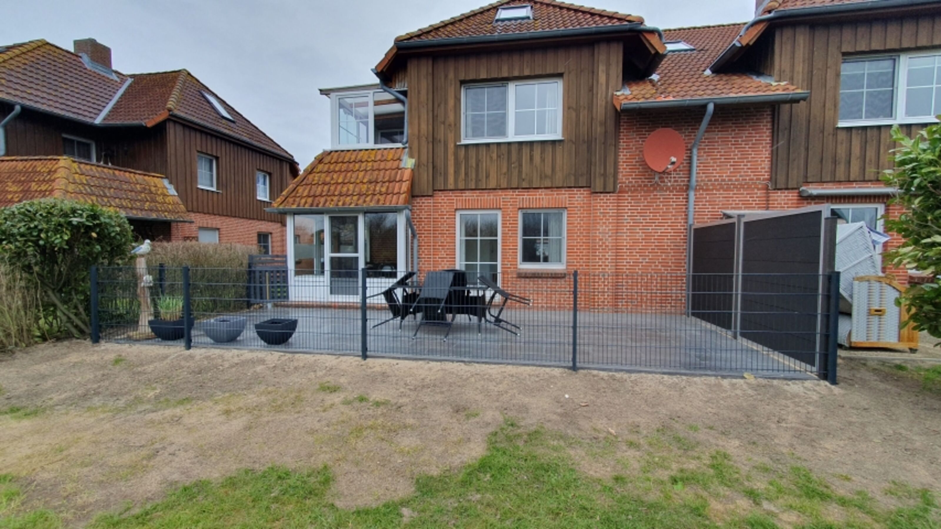 Neue Terrasse ( 04/2023 ), komplett eingezäunt / 9 x 4 Meter