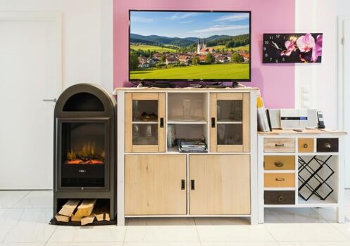 „5-Sterne-Abende: Entspannen Sie nach einer Wanderung vor dem prasselnden (Elektro-)Feuer und nutzen Sie die volle Vielfalt moderner Streaming-Dienste.“