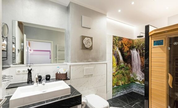 „Luxus-Badezimmer mit Wow-Effekt: Ein moderner Waschtisch, kombiniert mit exklusiver Wellness-Ausstattung für maximale Erholung.“