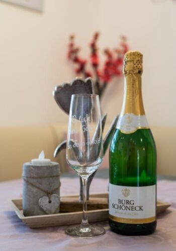 „Gastfreundschaft, die bleibt: Bei uns endet der Service nicht an der Haustüre – nehmen Sie die Gläser Ihres Begrüßungs-Sekts als Dankeschön mit nach Hause.“