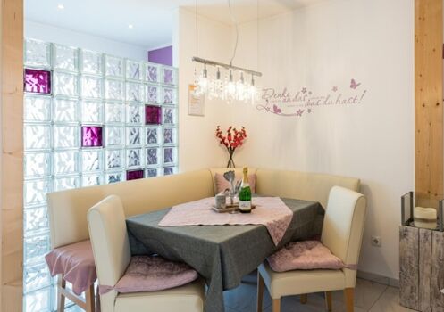 „Gemütliches Beisammensein: Unsere Eckbank bietet viel Platz für gemeinsame Mahlzeiten und ausreichend Stellfläche für einen Hochstuhl.“