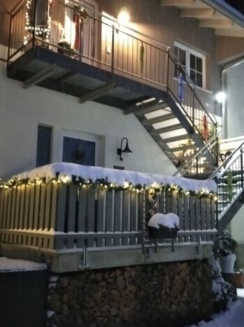 „Winterzauber: Auch im Schnee strahlt Ihr Feriendomizil Geborgenheit und bayerische Gemütlichkeit aus.“