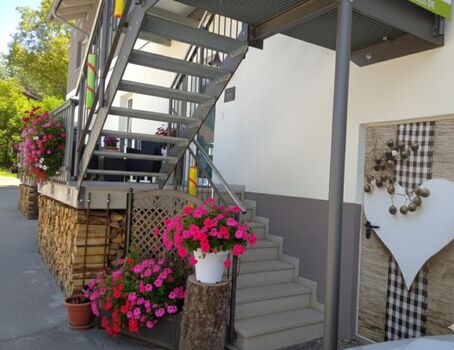 „Kurze Wege: Die 7 Steinstufen sind auch für fitte Vierbeiner leicht zu meistern, bevor Sie in Ihrem voll ausgestatteten Urlaubszuhause entspannen.“