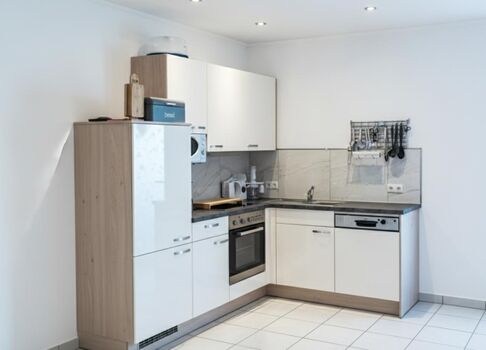 „Voll ausgestattete Küche: Von der Spülmaschine bis zum Backofen – unsere moderne Küche lässt keine Wünsche offen.“