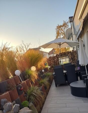 „Sonnige Aussichten: Genießen Sie Ihr Frühstück oder einen gemütlichen Grillabend auf Ihrer privaten, großzügigen Terrasse.“