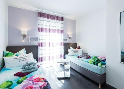 Eigener Fernseher: Auch im zweiten Schlafzimmer gibt es einen Fernseher, sodass Gäste (oder Kinder) ihr eigenes Programm schauen können.