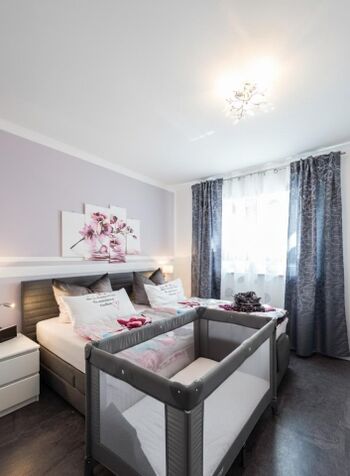 „Durchdachtes Schlafzimmer: Viel Platz am Fußende des Bettes für ein Baby-Reisebett (60x120 cm) sorgt für entspannte Nächte mit den Kleinsten.“