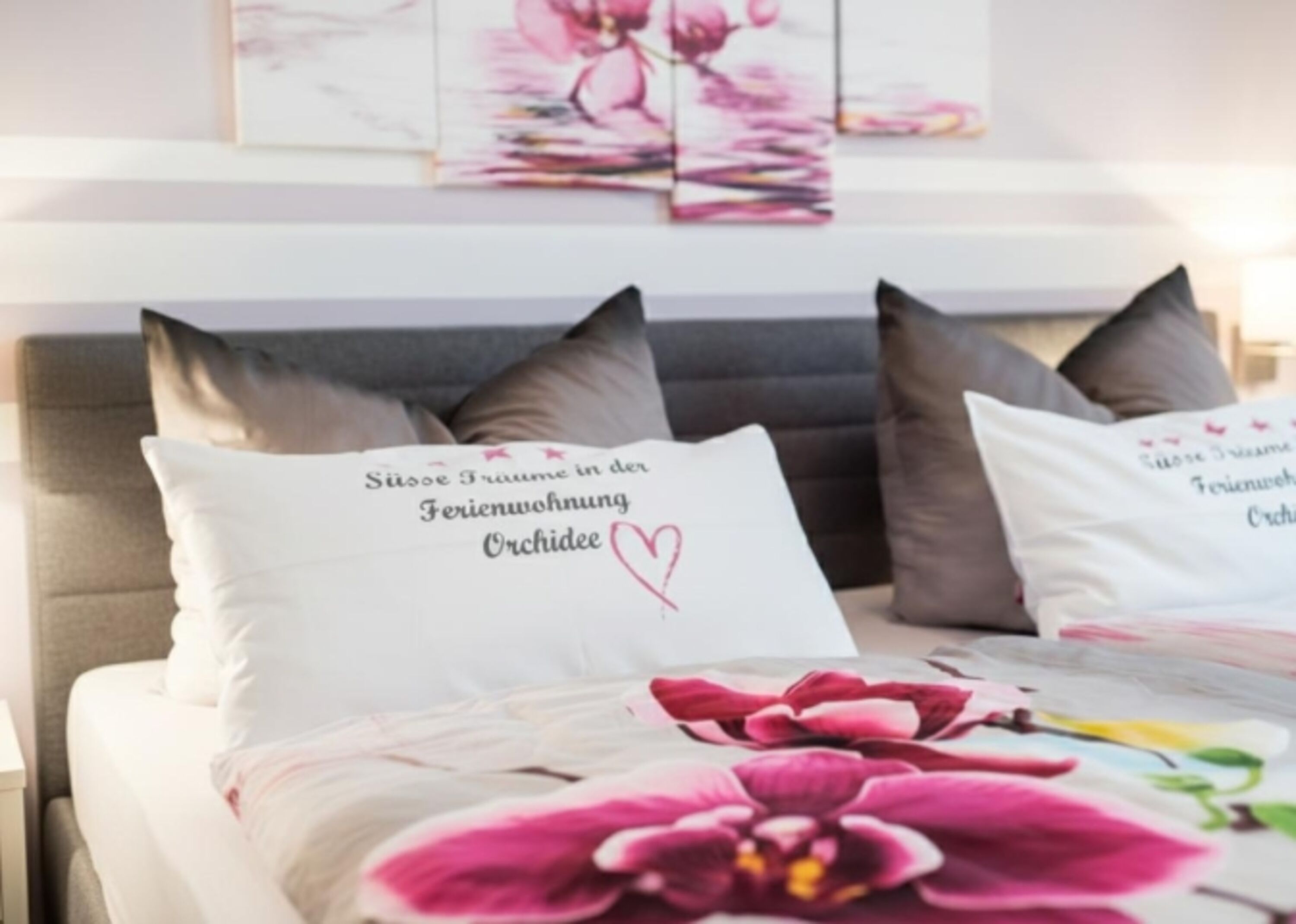 „Träumen unter Orchideen: Genießen Sie erholsame Nächte im elektrisch verstellbaren Boxspringbett mit exklusiver Wohlfühl-Bettwäsche.“