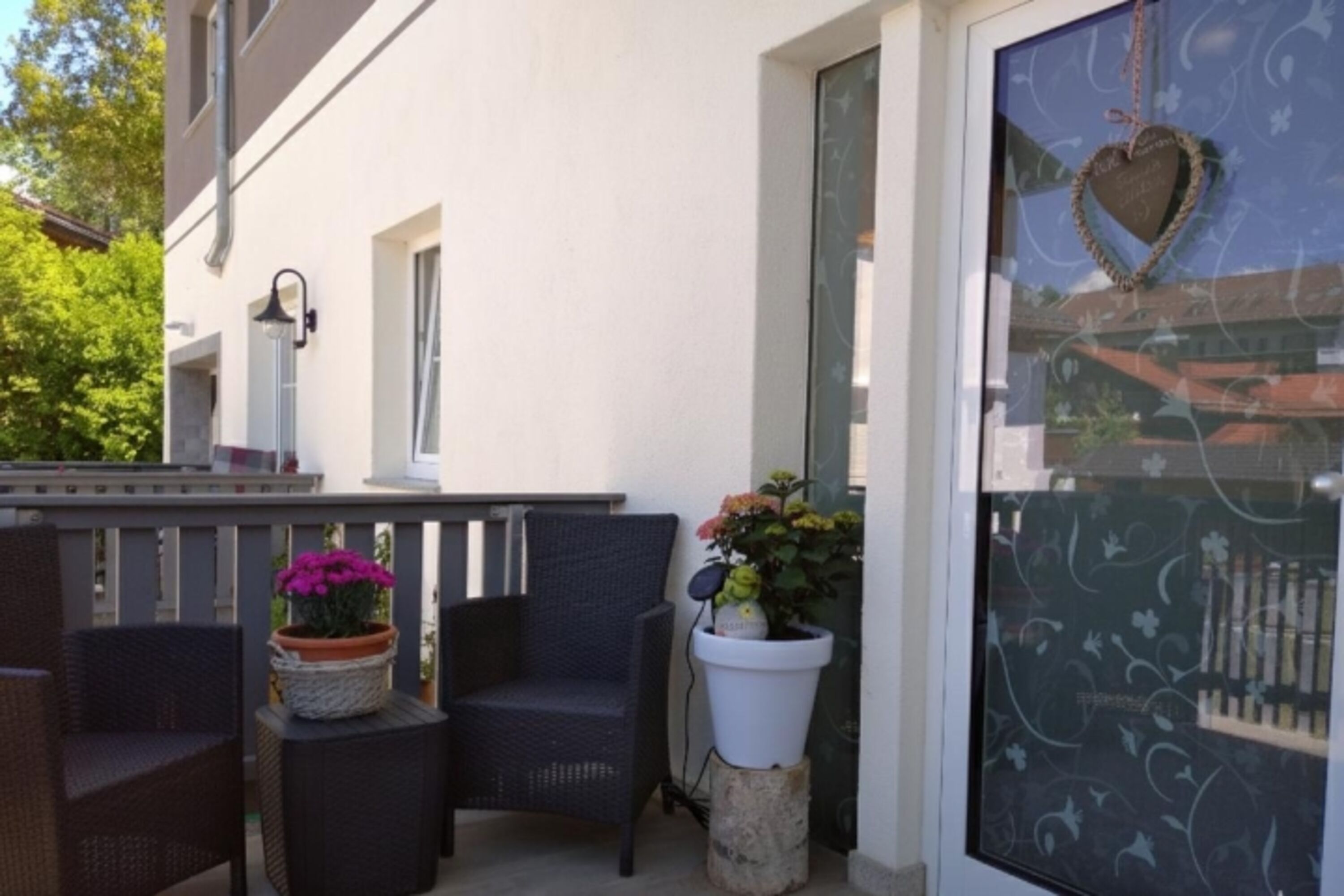„Ihr privater Empfang: Genießen Sie die Morgensonne auf der kleinen Terrasse direkt vor Ihrer eigenen Haustüre.“