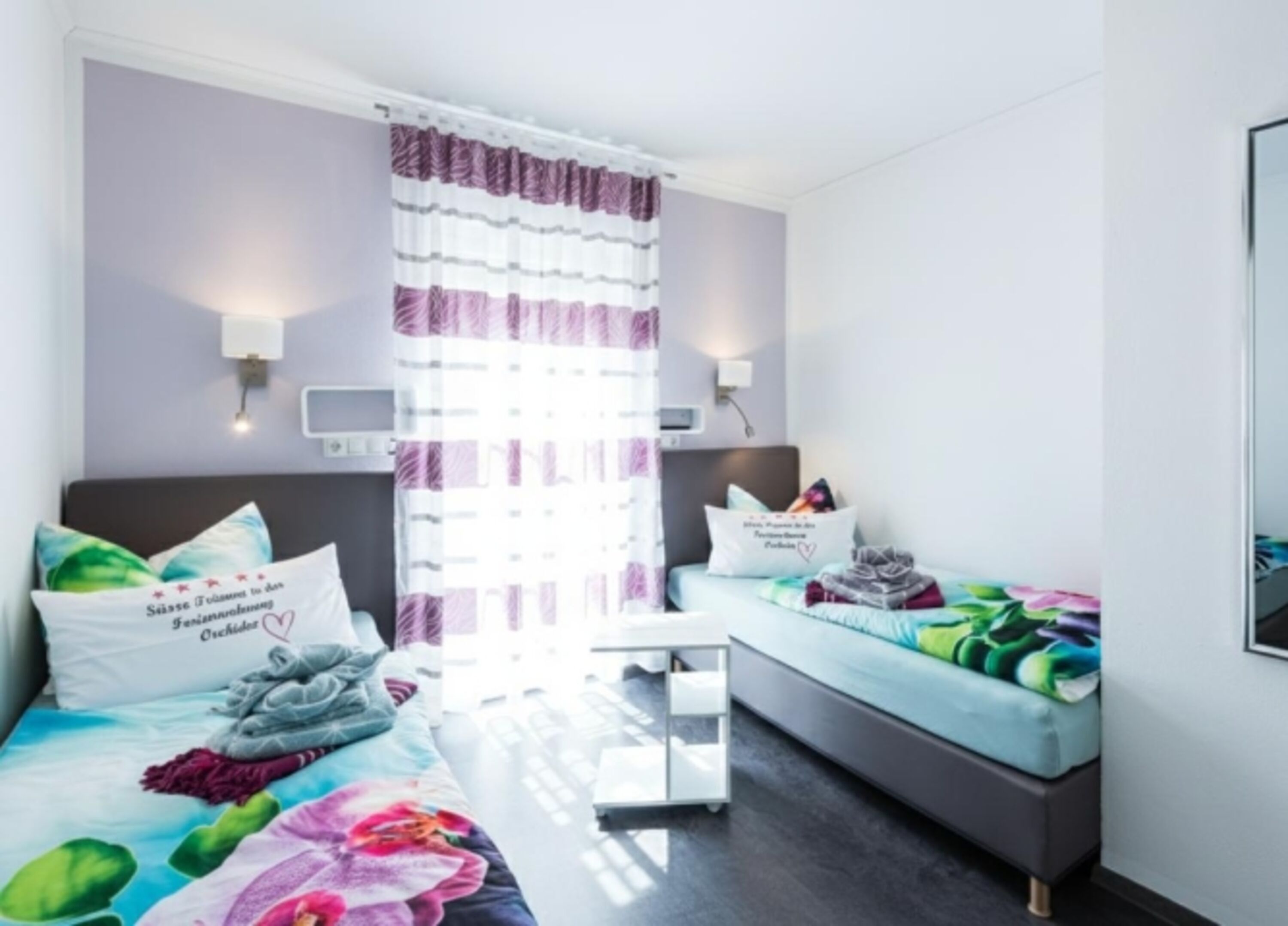 Eigener Fernseher: Auch im zweiten Schlafzimmer gibt es einen Fernseher, sodass Gäste (oder Kinder) ihr eigenes Programm schauen können.