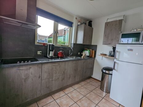 komplett eingerichtete Küche