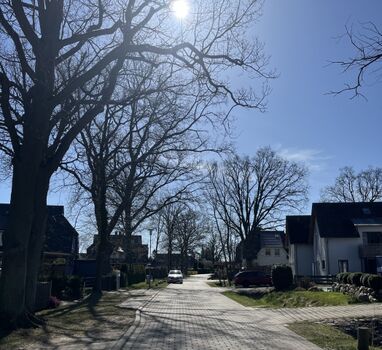 Haus an ruhig befahrener Straße