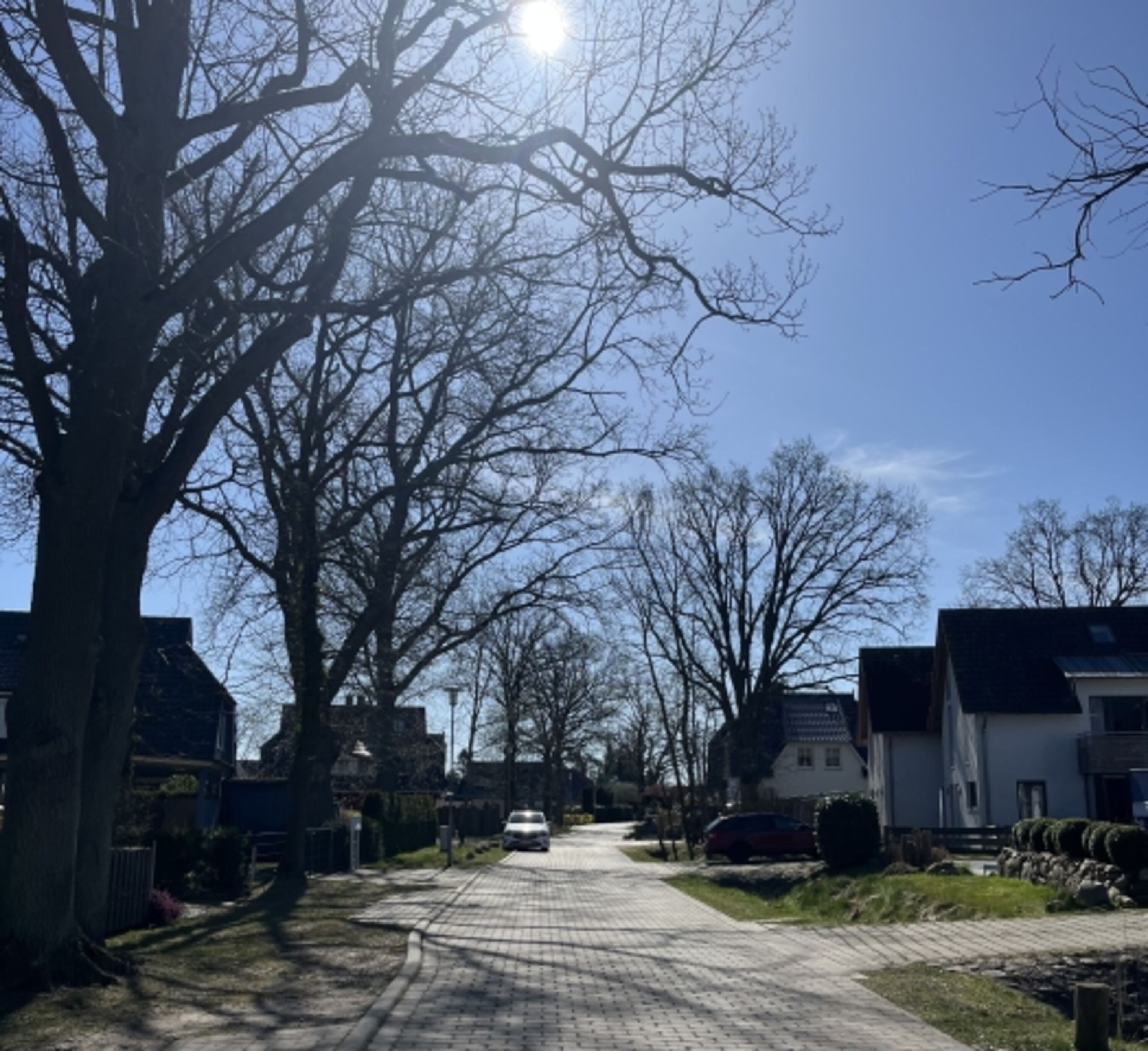 Haus an ruhig befahrener Straße