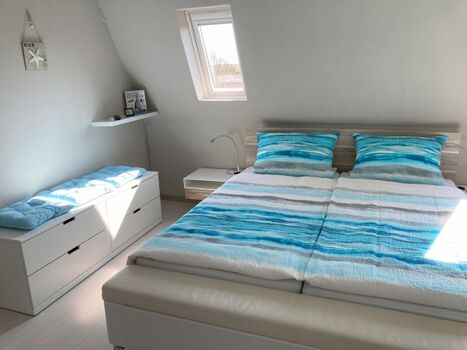 Doppelbett und Kommode